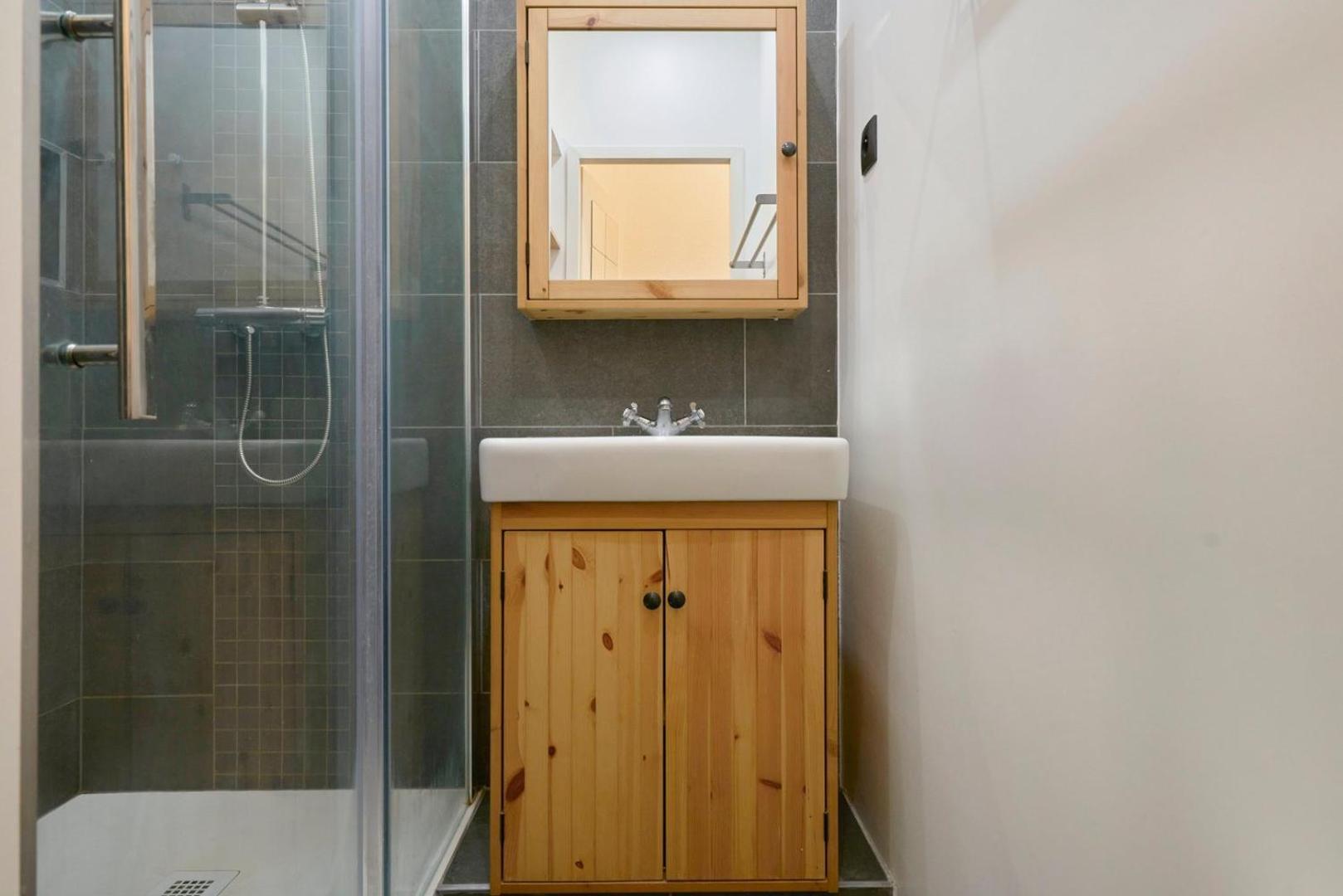 1 Bedroom Apartment Near Metro, Shops & Schools Lilla Esterno foto